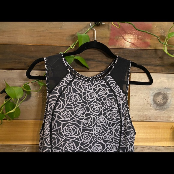 LULULEMON Black & White Workout Tank - Size 6 🍋 - Picture 2 of 11